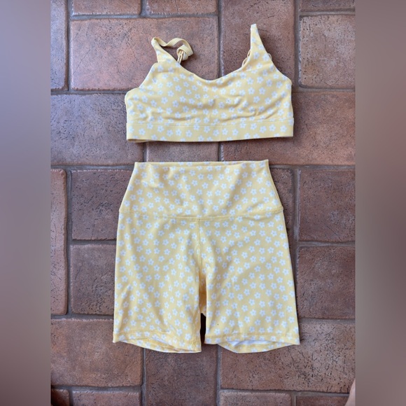 Wilo the Label Bold Floral Daisy Sports Bra and Biker Short Set - Picture 4 of 9